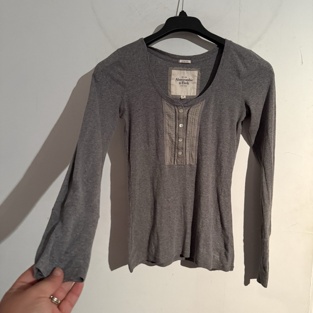 Y2K Abercrombie & Fitch Medium Gray Henley Scoop Neck Button Placket